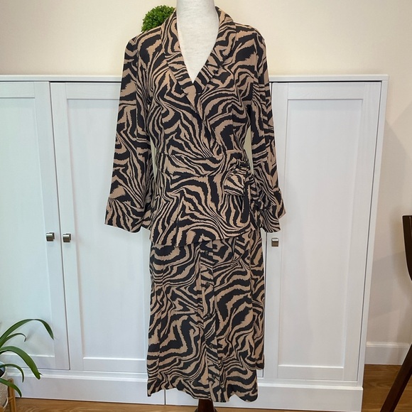 Ganni animal Print Skirt Sets Top Surplice Neck Buttoned Front Skirt Sz 6 and 4 - Picture 2 of 16